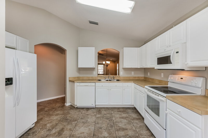 2,225/Mo, 402 Maple Pointe Dr Seffner, FL 33584 Kitchen View