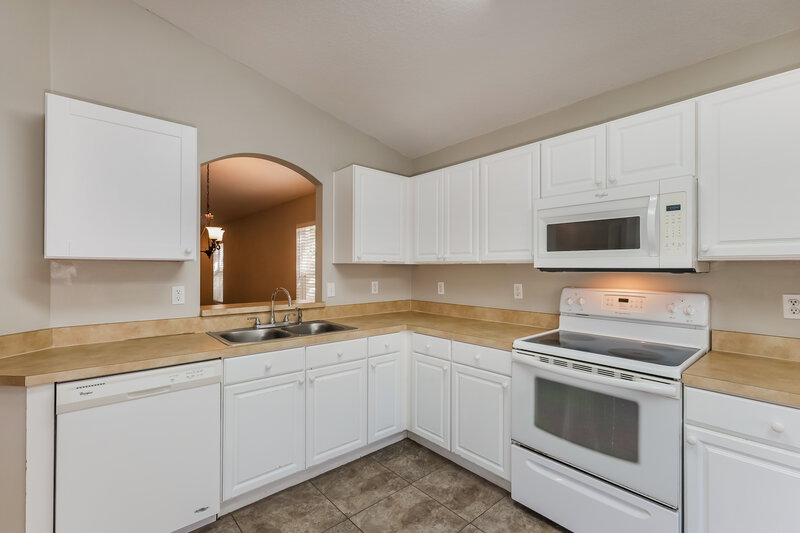 2,225/Mo, 402 Maple Pointe Dr Seffner, FL 33584 Kitchen View 2