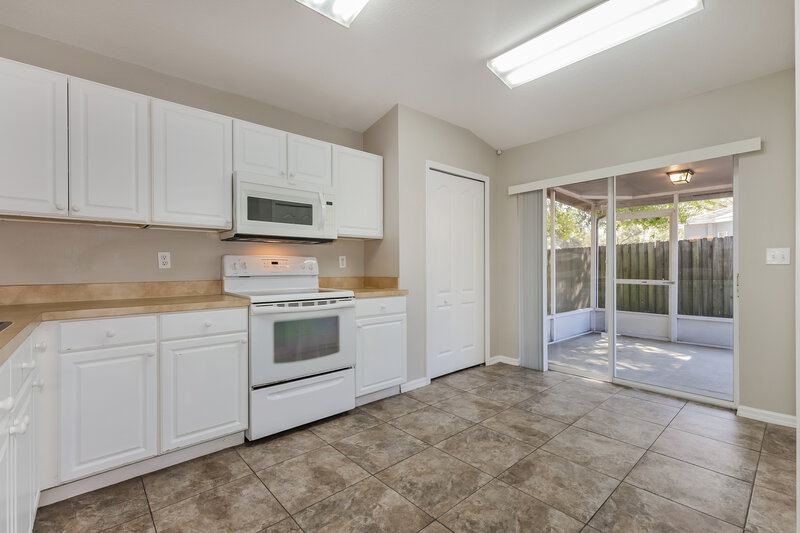 2,225/Mo, 402 Maple Pointe Dr Seffner, FL 33584 Kitchen View 3