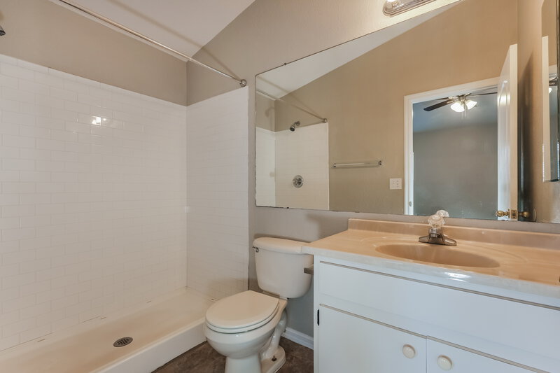 2,225/Mo, 402 Maple Pointe Dr Seffner, FL 33584 Main Bathroom View