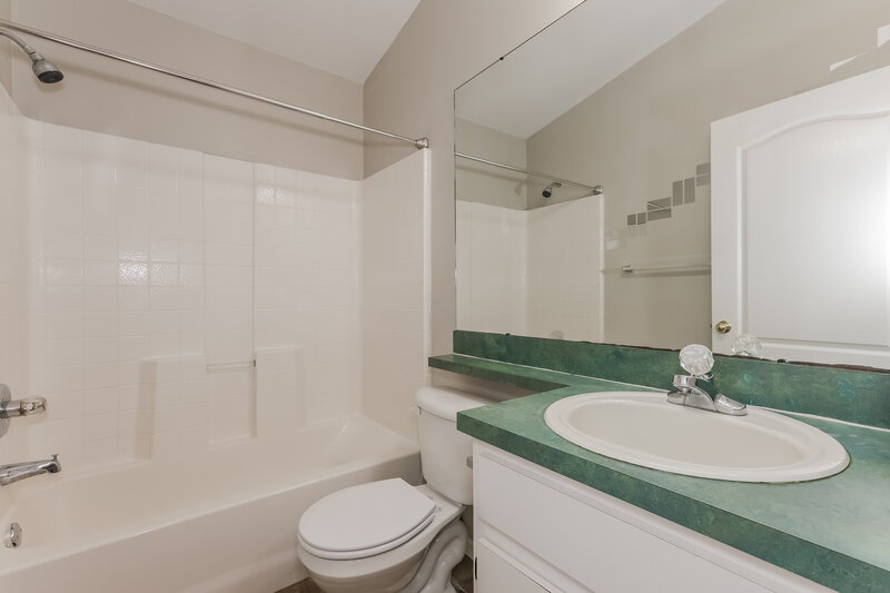 2,225/Mo, 402 Maple Pointe Dr Seffner, FL 33584 Bathroom View