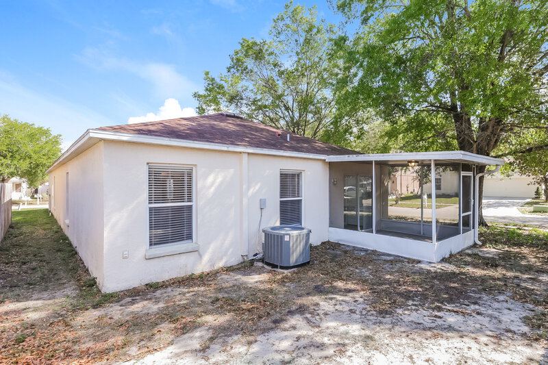 2,225/Mo, 402 Maple Pointe Dr Seffner, FL 33584 Rear View