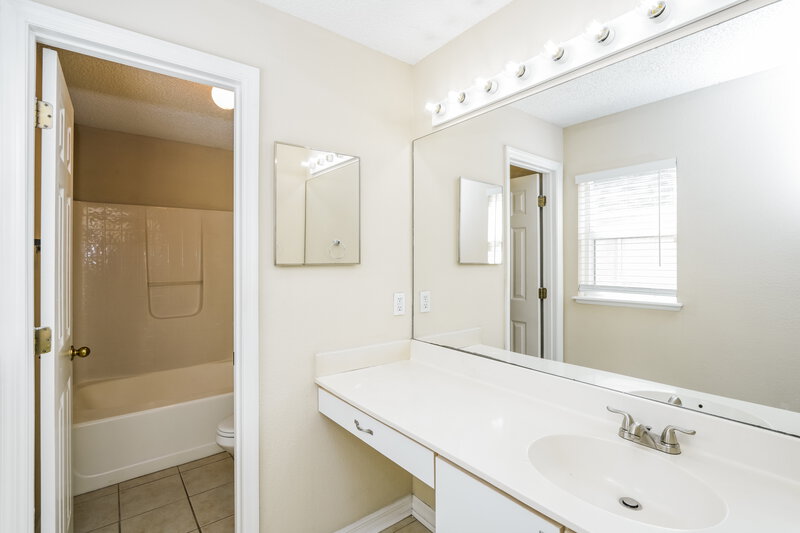 2,130/Mo, 4606 Horseshoe Pick Ln Valrico, FL 33594 Main Bathroom View