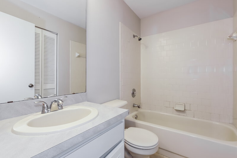 2,010/Mo, 1966 Erin Brooke Dr Valrico, FL 33594 Bathroom View