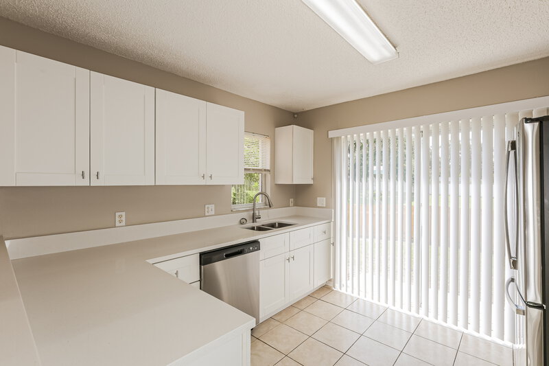 2,235/Mo, 9837 Morris Glen Way Temple Terrace, FL 33637 Kitchen View 2