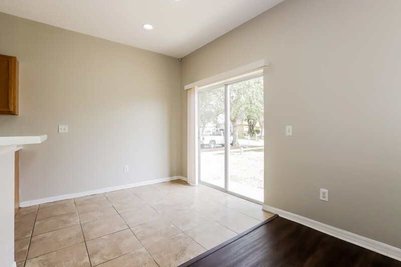 2,070/Mo, 502 Magnolia Pointe Ct Seffner, FL 33584 Dining Room View