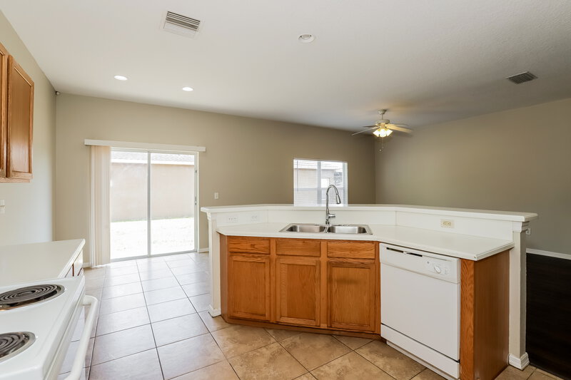 2,070/Mo, 502 Magnolia Pointe Ct Seffner, FL 33584 Kitchen View 2