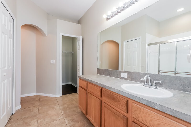 2,070/Mo, 502 Magnolia Pointe Ct Seffner, FL 33584 Main Bathroom View