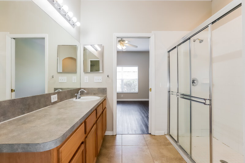 2,070/Mo, 502 Magnolia Pointe Ct Seffner, FL 33584 Main Bathroom View 2