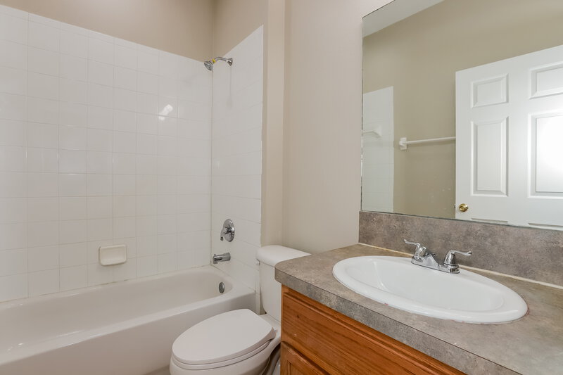 2,070/Mo, 502 Magnolia Pointe Ct Seffner, FL 33584 Bathroom View