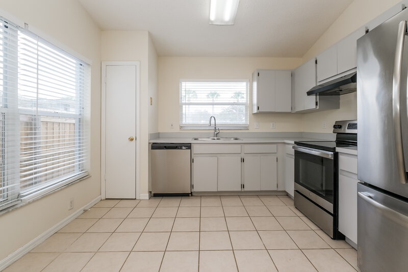 3,820/Mo, 10147 Cedar Dune Dr Tampa, FL 33624 Kitchen View