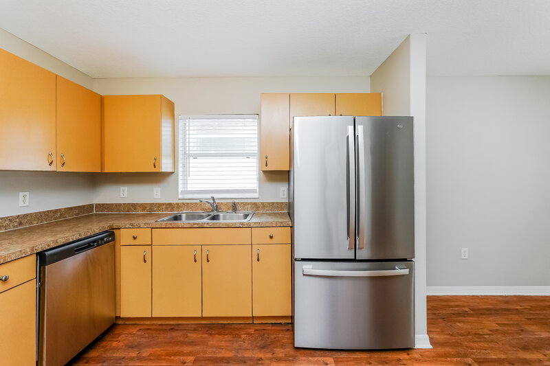 1,920/Mo, 2117 Pleasure Run Dr Ruskin, FL 33570 Kitchen View