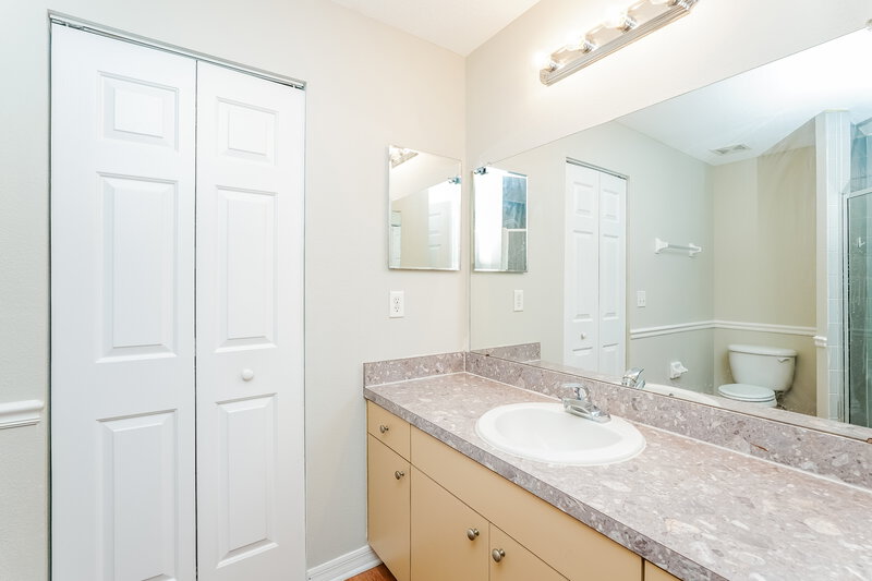 1,920/Mo, 2117 Pleasure Run Dr Ruskin, FL 33570 Main Bathroom View 2