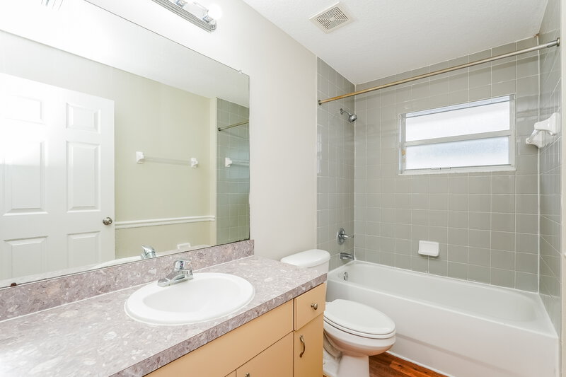 1,920/Mo, 2117 Pleasure Run Dr Ruskin, FL 33570 Bathroom View