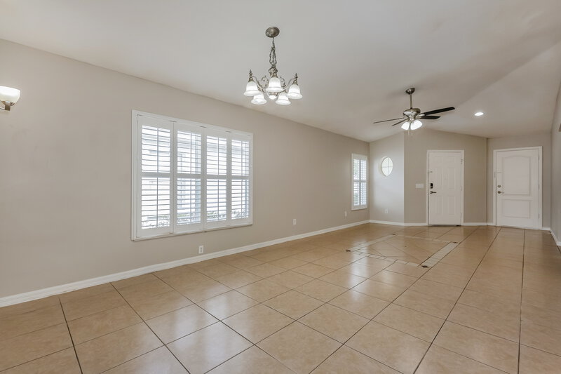 2,065/Mo, 2614 Lansbury Pl Seffner, FL 33584 Living Room View 2