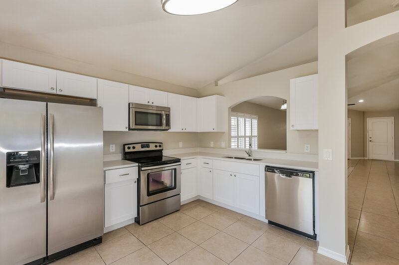 2,065/Mo, 2614 Lansbury Pl Seffner, FL 33584 Kitchen View 2
