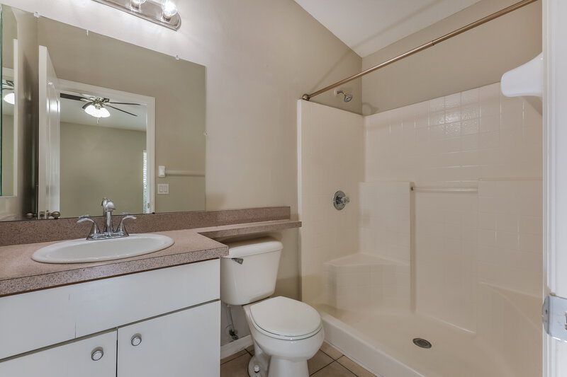 2,065/Mo, 2614 Lansbury Pl Seffner, FL 33584 Main Bathroom View