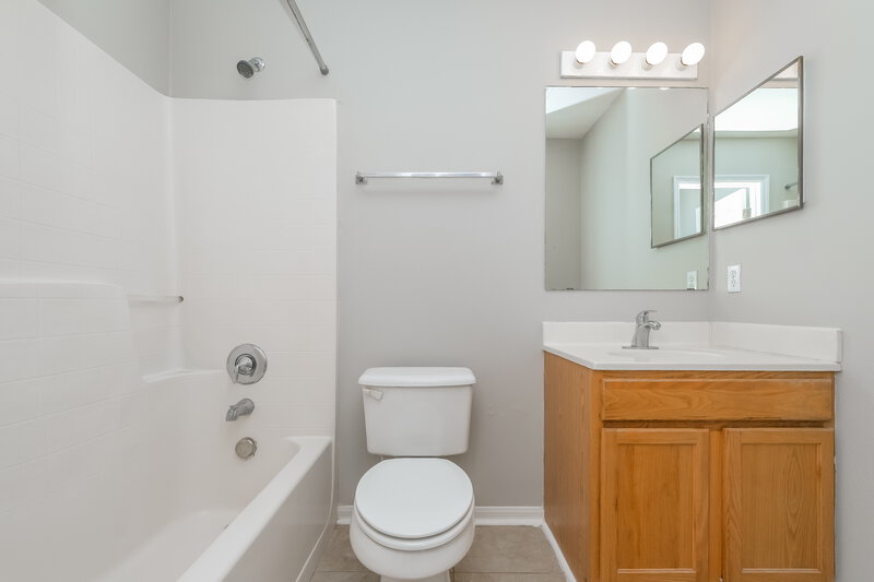2,270/Mo, 6300 Tabogi Trl Wesley Chapel, FL 33545 Main Bathroom View