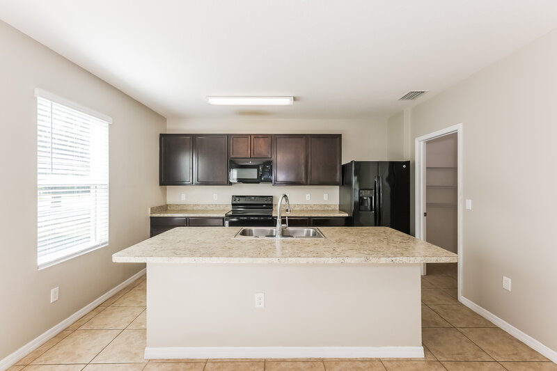 2,160/Mo, 6305 Merrifield Dr Zephyrhills, FL 33541 Kitchen View