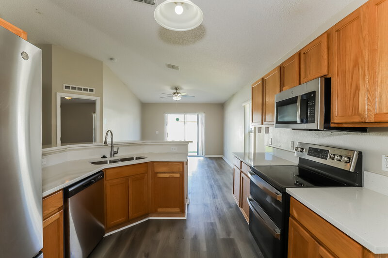 2,025/Mo, 12938 Bridleford Dr Gibsonton, FL 33534 Kitchen View