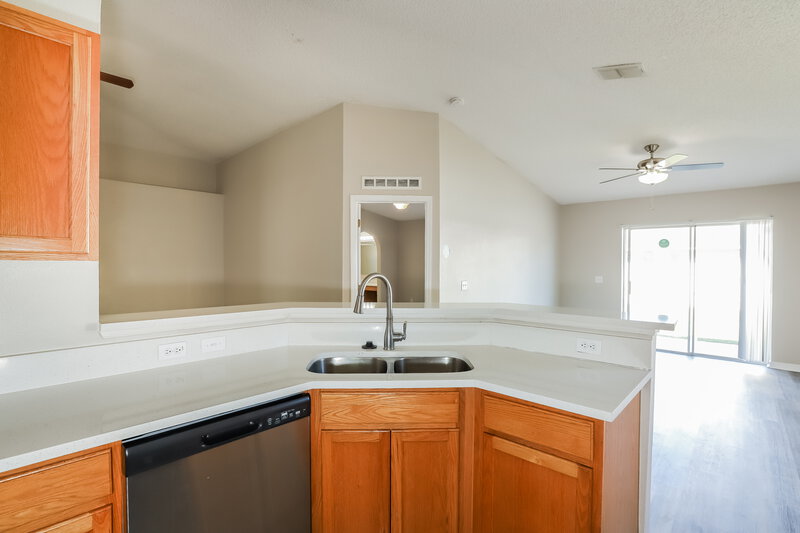 2,025/Mo, 12938 Bridleford Dr Gibsonton, FL 33534 Kitchen View 2