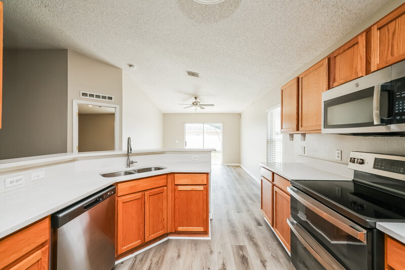 2,065/Mo, 12938 Bridleford Dr Gibsonton, FL 33534 Kitchen View