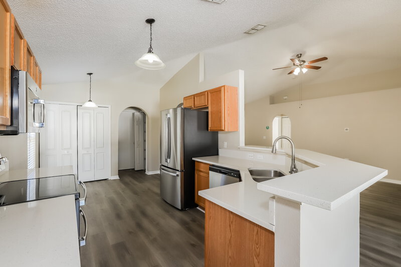 2,025/Mo, 12938 Bridleford Dr Gibsonton, FL 33534 Kitchen View 3