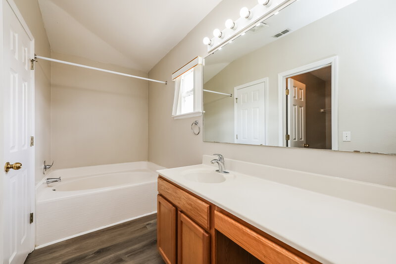 2,065/Mo, 12938 Bridleford Dr Gibsonton, FL 33534 Main Bathroom View
