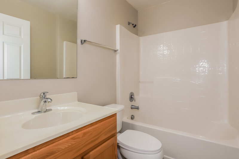 2,025/Mo, 12938 Bridleford Dr Gibsonton, FL 33534 Bathroom View