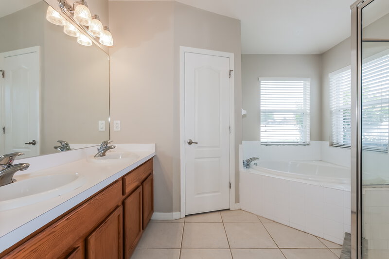 2,325/Mo, 31343 Heatherstone Dr Wesley Chapel, FL 33543 Main Bathroom View