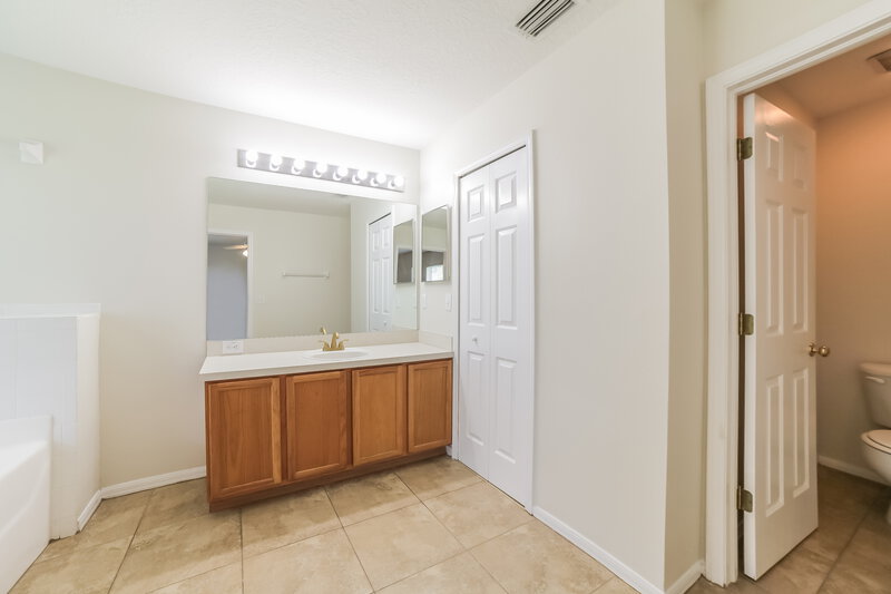 2,315/Mo, 10803 Summerton Dr Riverview, FL 33579 Main Bathroom View