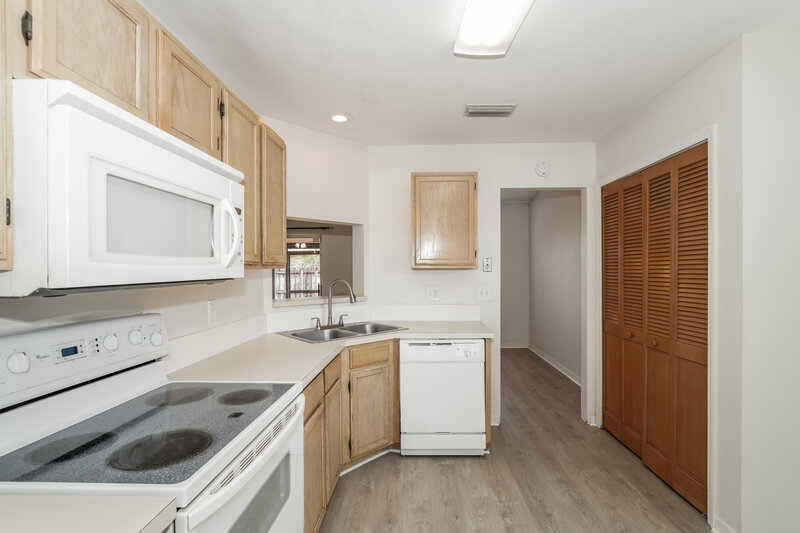 2,365/Mo, 10148 Cedar Dune Dr Tampa, FL 33624 Kitchen View 2