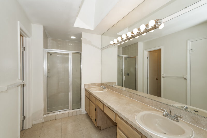 2,365/Mo, 10148 Cedar Dune Dr Tampa, FL 33624 Main Bathroom View