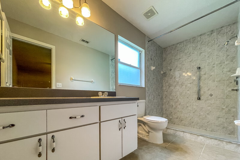 1,760/Mo, 7853 Chadwick Dr New Port Richey, FL 34654 Main Bathroom View
