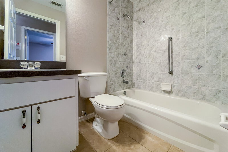 1,760/Mo, 7853 Chadwick Dr New Port Richey, FL 34654 Bathroom View