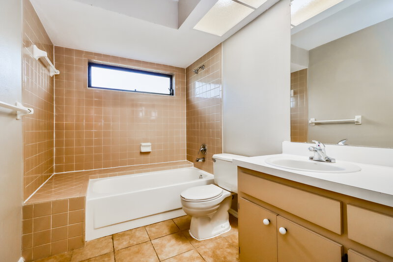 2,560/Mo, 2225 Hidden Meadows Dr E Palm Harbor, FL 34683 Main Bathroom View