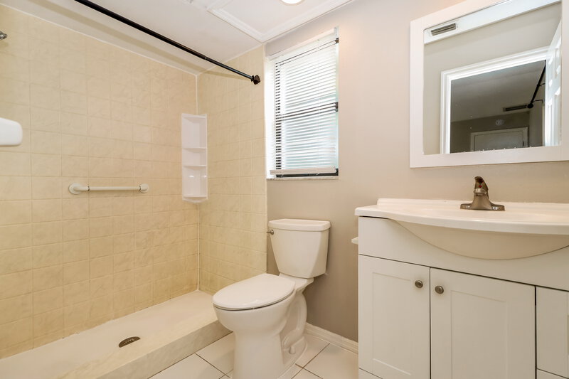 2,560/Mo, 2225 Hidden Meadows Dr E Palm Harbor, FL 34683 Bathroom View