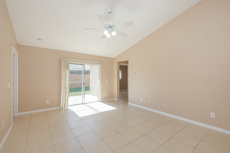 2,000/Mo, 1911 Brandon Brook Rd Valrico, FL 33594 Living Room View 2