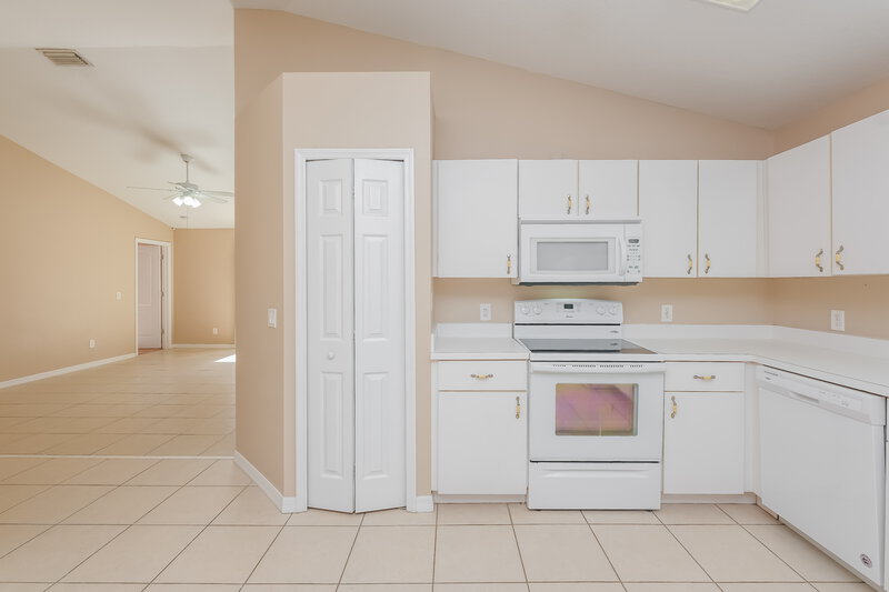 2,000/Mo, 1911 Brandon Brook Rd Valrico, FL 33594 Kitchen View 2