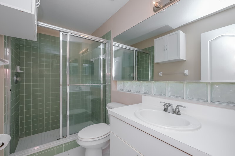 2,000/Mo, 1911 Brandon Brook Rd Valrico, FL 33594 Main Bathroom View