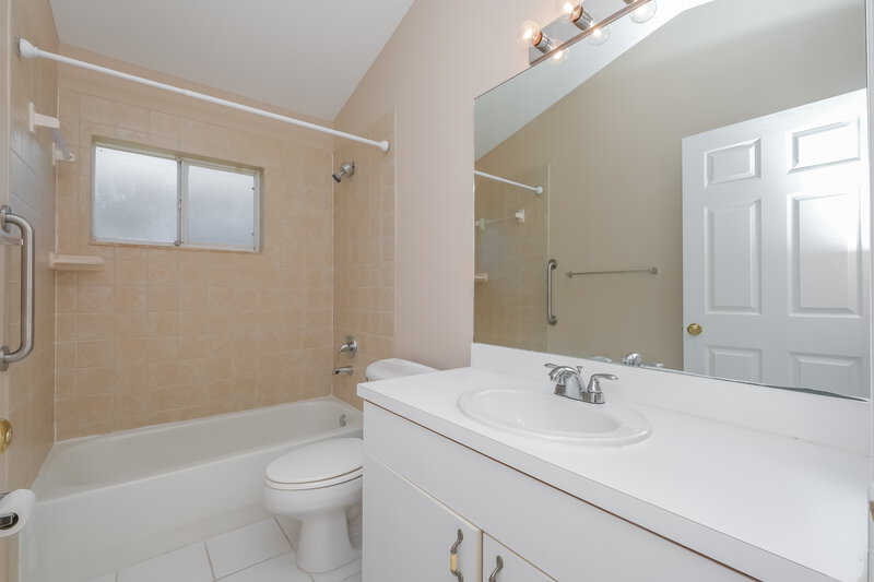 2,000/Mo, 1911 Brandon Brook Rd Valrico, FL 33594 Bathroom View