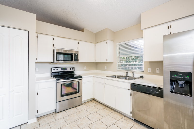 2,235/Mo, 1014 Peachwood Dr Brandon, FL 33510 Kitchen View