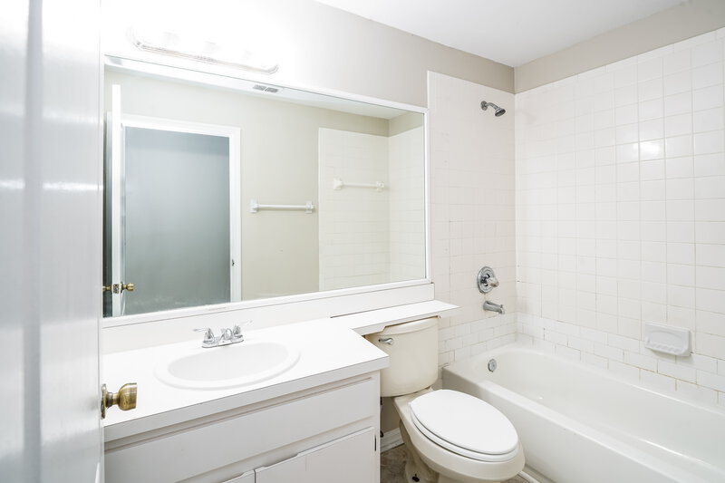 2,235/Mo, 1014 Peachwood Dr Brandon, FL 33510 Bathroom View