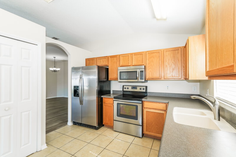 2,060/Mo, 34325 Smart Dr Zephyrhills, FL 33541 Kitchen View
