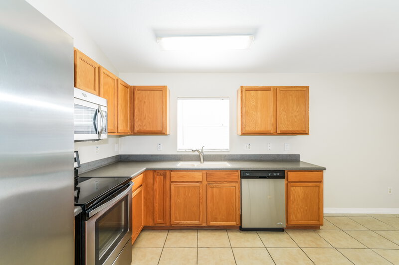 2,060/Mo, 34325 Smart Dr Zephyrhills, FL 33541 Kitchen View 2