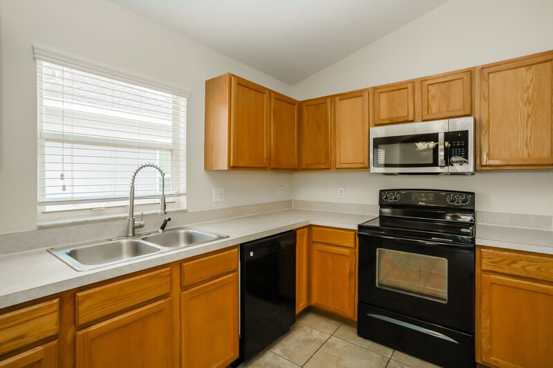 2,260/Mo, 10524 Egret Haven Ln Riverview, FL 33578 Kitchen View