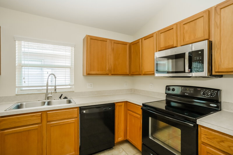 2,260/Mo, 10524 Egret Haven Ln Riverview, FL 33578 Kitchen View 2