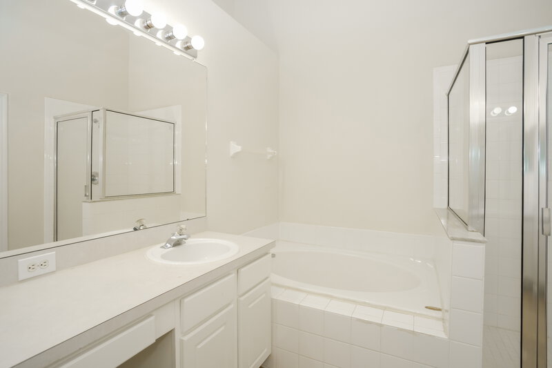 2,260/Mo, 10524 Egret Haven Ln Riverview, FL 33578 Main Bathroom View
