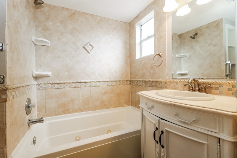 1,765/Mo, 8047 Hathaway Dr New Port Richey, FL 34654 Main Bathroom View