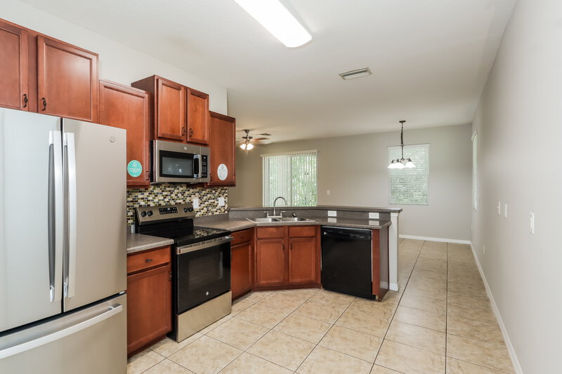1,815/Mo, 6225 Twin Bridges Dr Zephyrhills, FL 33541 Kitchen View